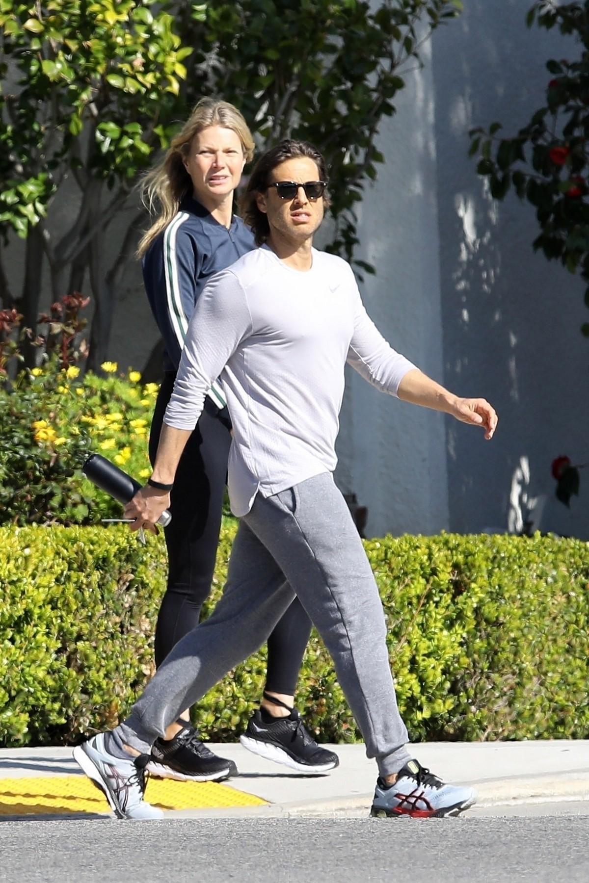 Gwyneth Paltrow and husband Brad Falchuk on an afternoon walk 2020/03/27