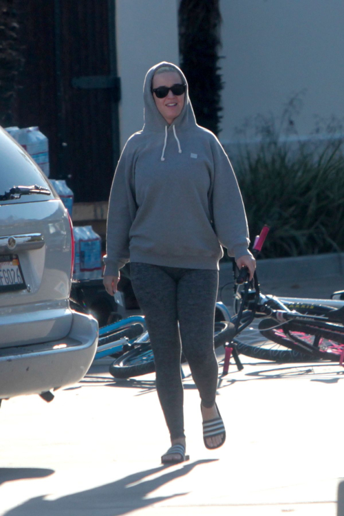 Katy Perry in Grey Hoodie with Tights at a Gas Station in Los Angeles 2020/03/20