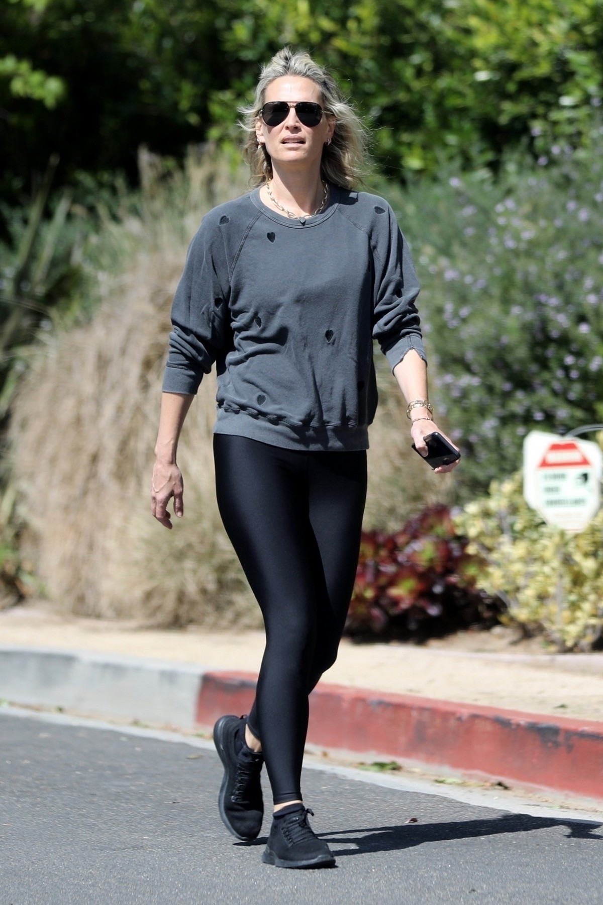 Molly Sims enjoys a Morning Walk in Brentwood 2020/03/28