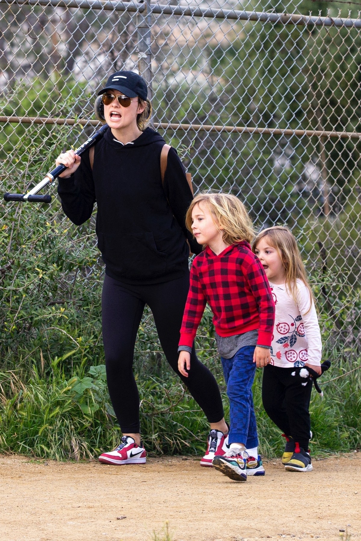 Olivia Wilde with her kids to a local park in Los Angeles, California 2020/03/26