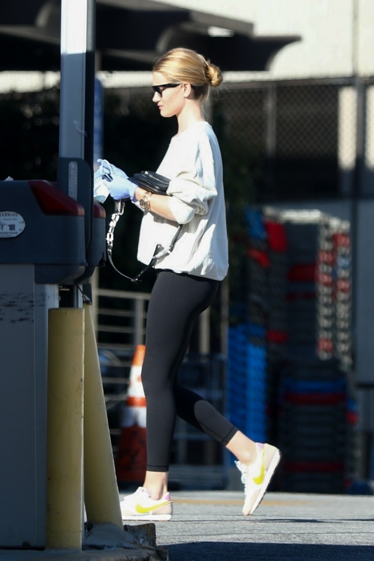 Rosie Huntington-Whiteley wears a mask while shopping in Los Angeles 2020/03/25