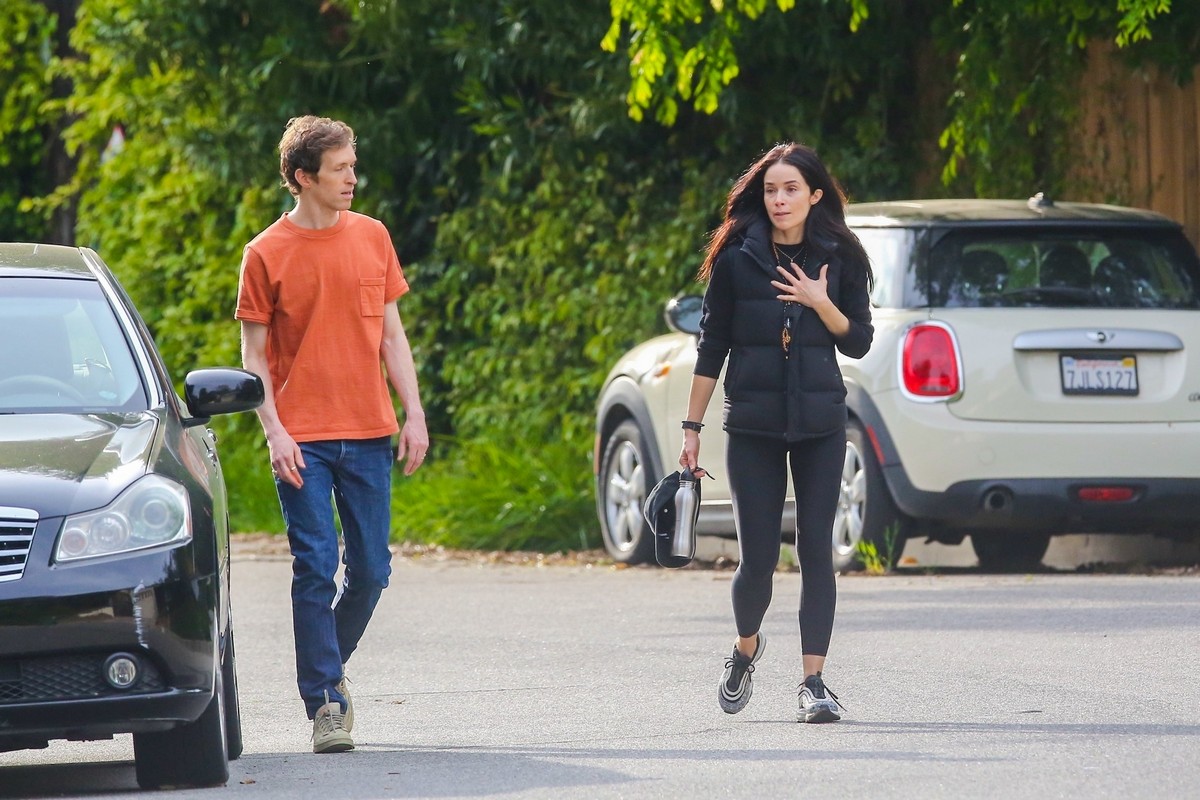 Abigail Spencer goes for a walk with a friend around Studio City 2020/03/31