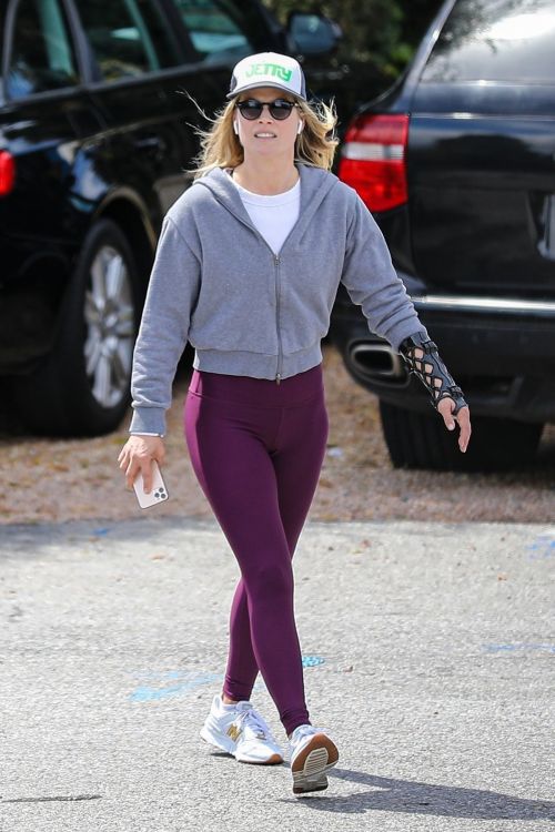 Ali Larter seen grey zipper with purple tights Out for a walk in Pacific Palisades 2020/04/08 4