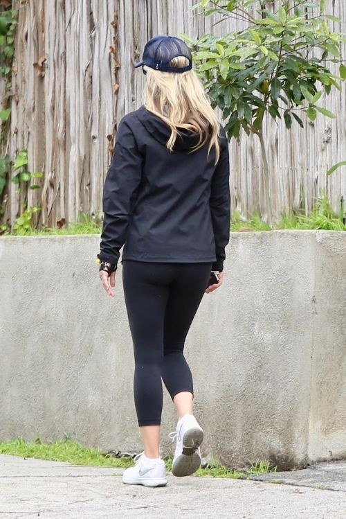 Ali Larter seen in all black out for a walk in Pacific Palisades 2020/04/06 1