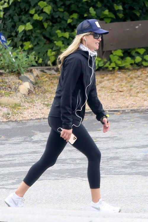 Ali Larter seen in all black out for a walk in Pacific Palisades 2020/04/06 5