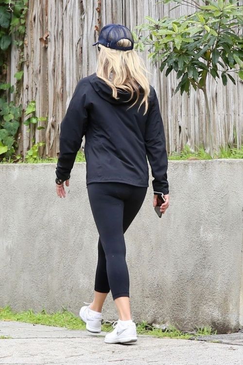 Ali Larter seen in all black out for a walk in Pacific Palisades 2020/04/06 7