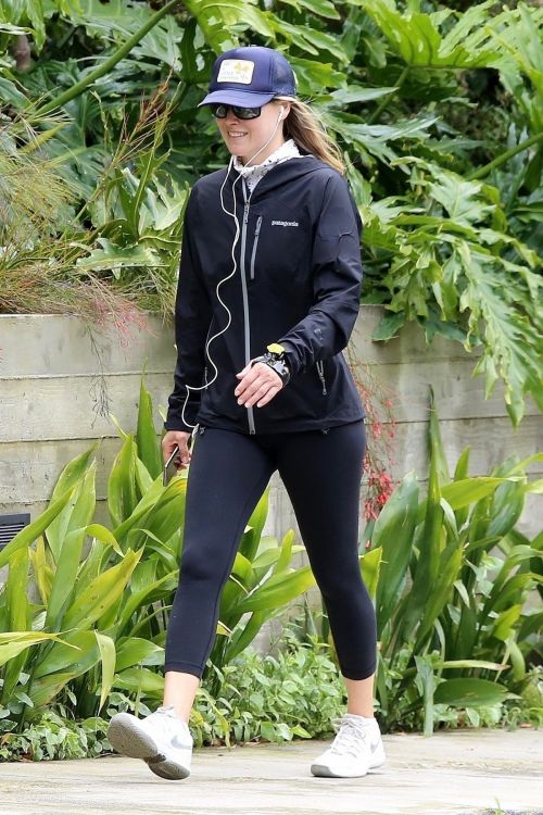 Ali Larter seen in all black out for a walk in Pacific Palisades 2020/04/06 8