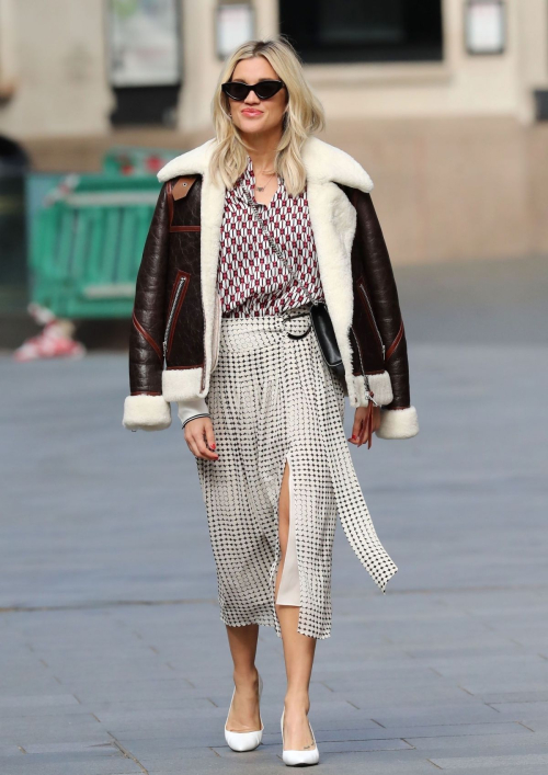 Ashley Roberts leaves Global Radio for her Smooth Radio Show in London 2020/04/14 12