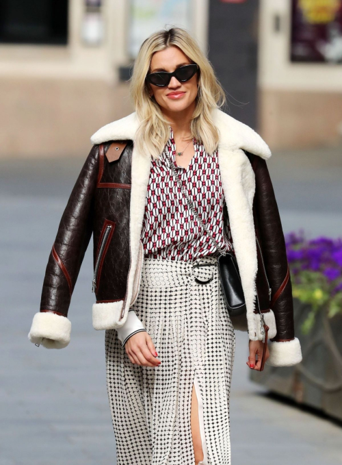 Ashley Roberts leaves Global Radio for her Smooth Radio Show in London 2020/04/14 1