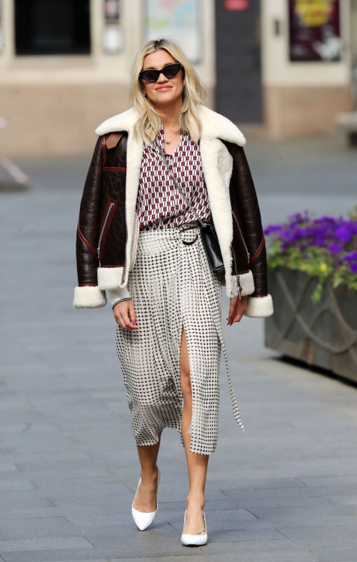 Ashley Roberts leaves Global Radio for her Smooth Radio Show in London 2020/04/14 6