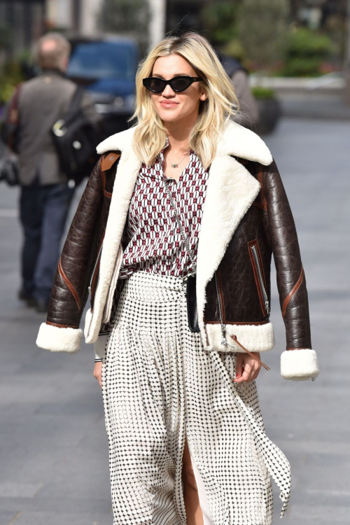 Ashley Roberts leaves Global Radio for her Smooth Radio Show in London 2020/04/14 7