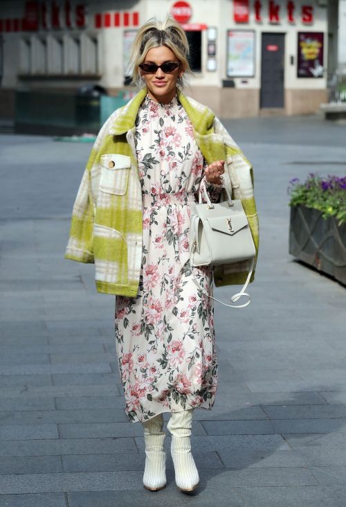 Ashley Roberts leaves Global Studios after Heart radio Breakfast show in London 2020/04/08 16