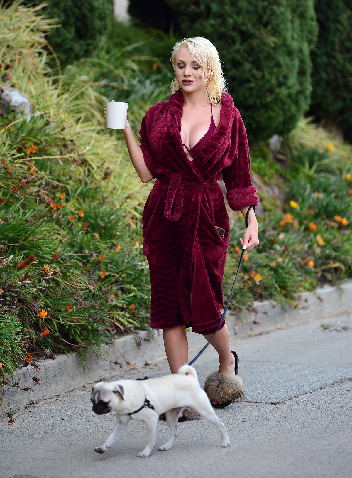 Courtney Stodden seen bath robe during walks her dog in Los Angeles 2020/04/04