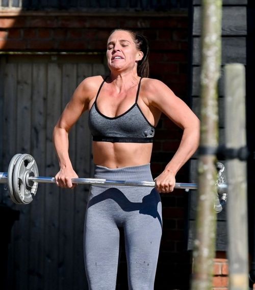 Danielle Lloyd work out outside her home in Liverpool 2020/04/05 1