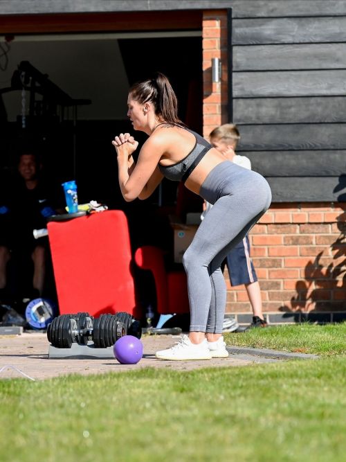 Danielle Lloyd work out outside her home in Liverpool 2020/04/05 3