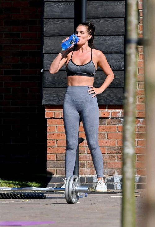 Danielle Lloyd work out outside her home in Liverpool 2020/04/05 4