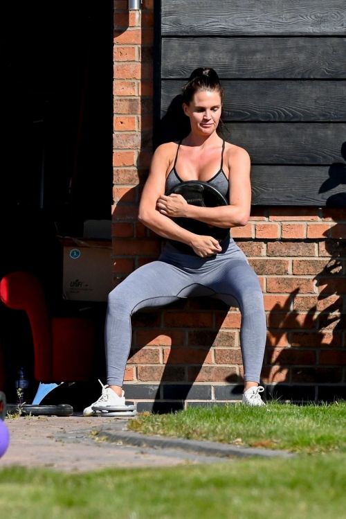 Danielle Lloyd work out outside her home in Liverpool 2020/04/05 5