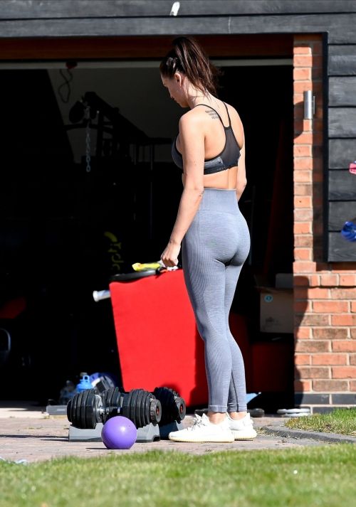 Danielle Lloyd work out outside her home in Liverpool 2020/04/05 6