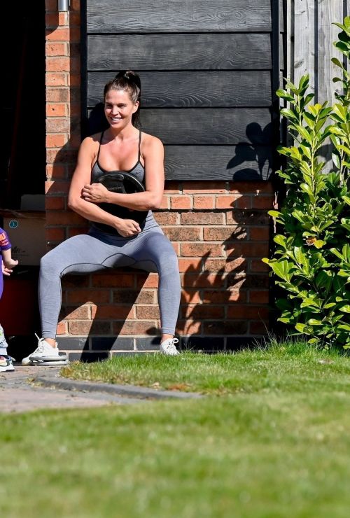 Danielle Lloyd work out outside her home in Liverpool 2020/04/05 9