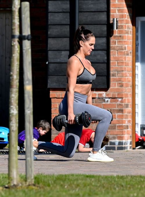 Danielle Lloyd work out outside her home in Liverpool 2020/04/05 10