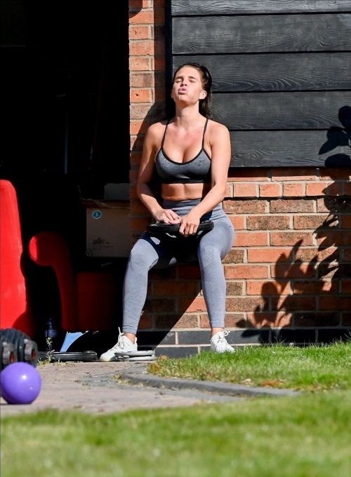 Danielle Lloyd work out outside her home in Liverpool 2020/04/05 15