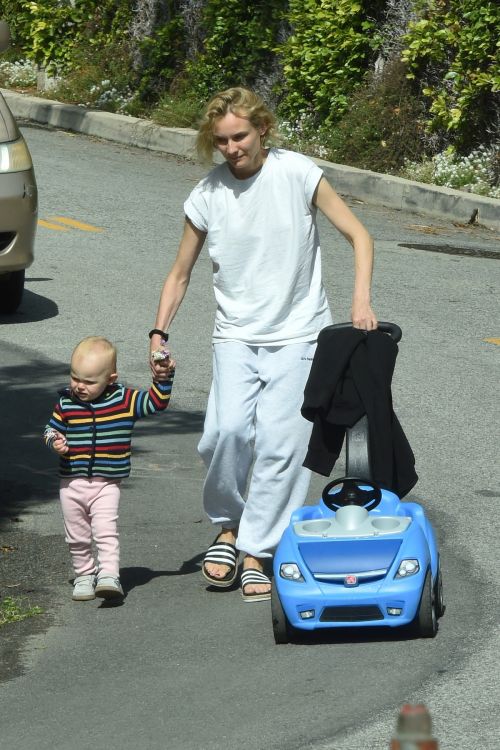 Diane Kruger with her daughter out in Los Angeles 2020/04/07 1