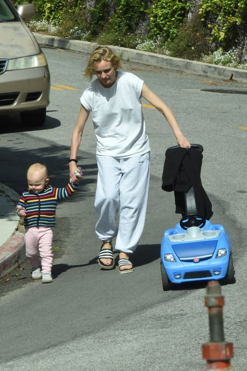 Diane Kruger with her daughter out in Los Angeles 2020/04/07 2