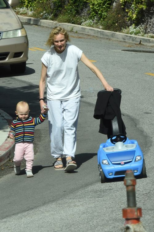 Diane Kruger with her daughter out in Los Angeles 2020/04/07 3