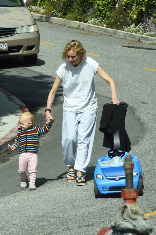 Diane Kruger with her daughter out in Los Angeles 2020/04/07 4