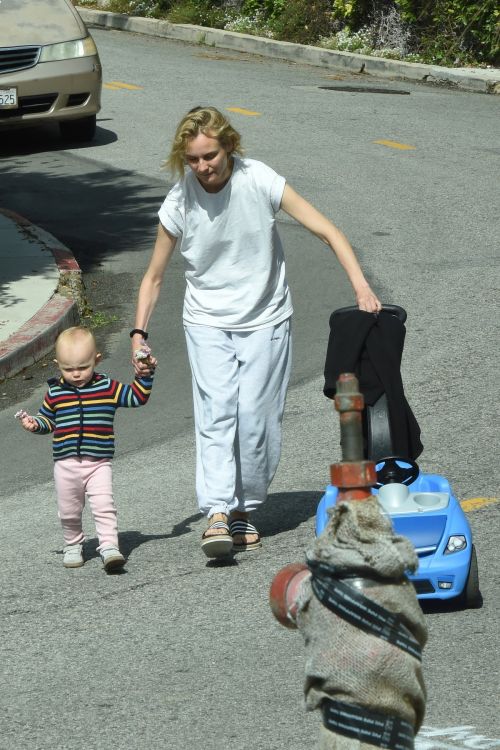 Diane Kruger with her daughter out in Los Angeles 2020/04/07 5