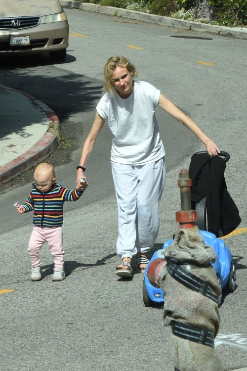Diane Kruger with her daughter out in Los Angeles 2020/04/07 6