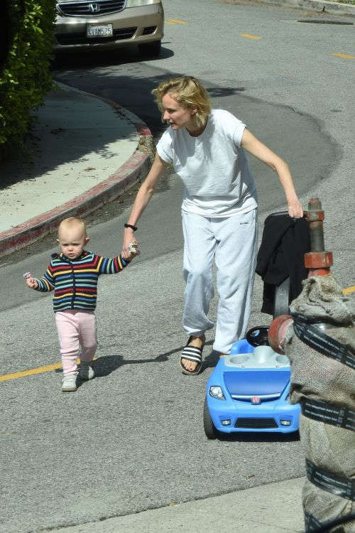 Diane Kruger with her daughter out in Los Angeles 2020/04/07 7