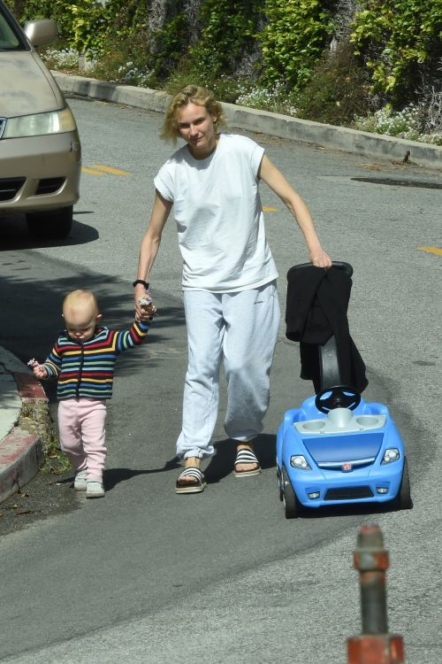 Diane Kruger with her daughter out in Los Angeles 2020/04/07 8