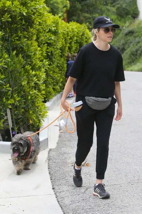 Elizabeth Banks walks with her dog in the Hollywood Hills 2020/04/07 1