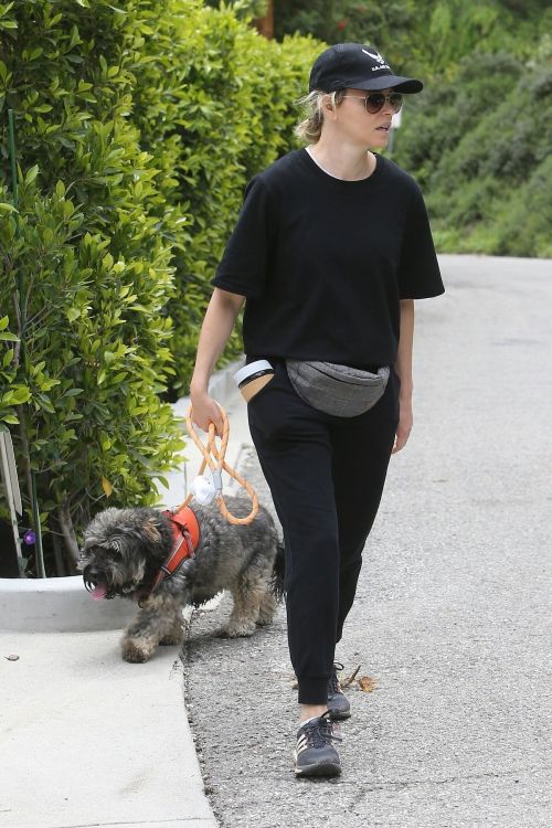 Elizabeth Banks walks with her dog in the Hollywood Hills 2020/04/07 2