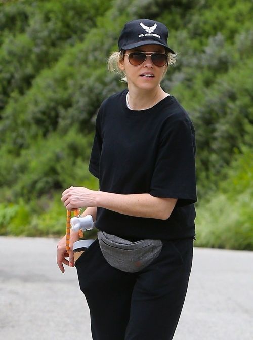 Elizabeth Banks walks with her dog in the Hollywood Hills 2020/04/07 4