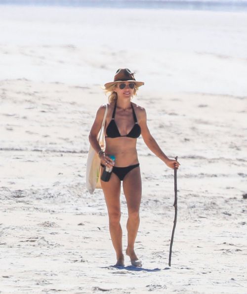 Elsa Pataky in Black Bikini on the beach in Byron Bay 2020/04/05 5