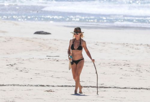 Elsa Pataky in Black Bikini on the beach in Byron Bay 2020/04/05 6