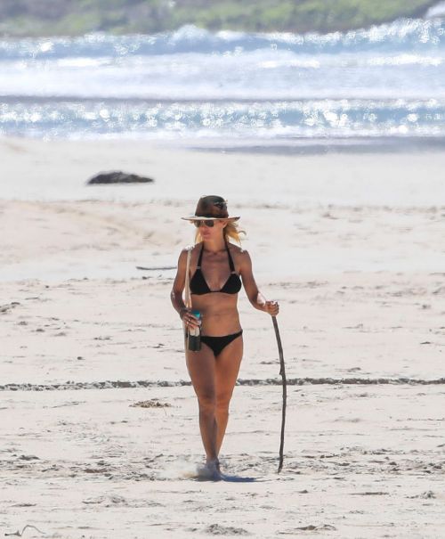 Elsa Pataky in Black Bikini on the beach in Byron Bay 2020/04/05 8