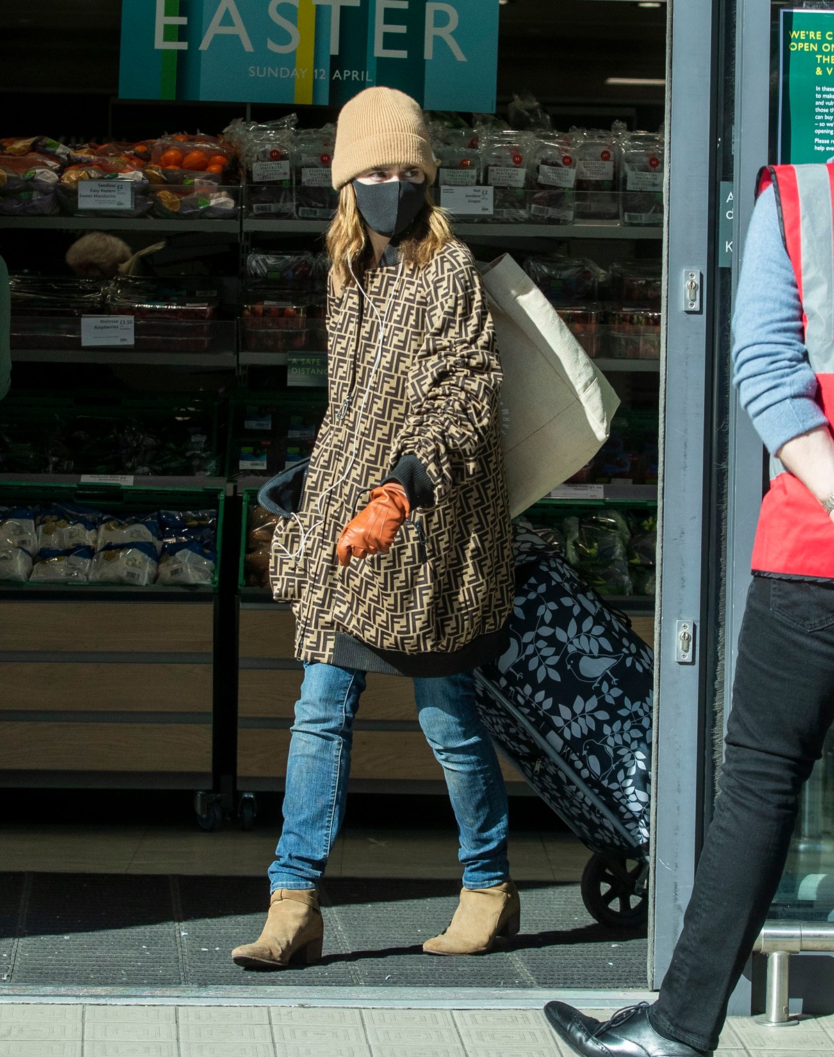 Emilia Clarke Grocery Shopping during lockdown in London 2020/04/07