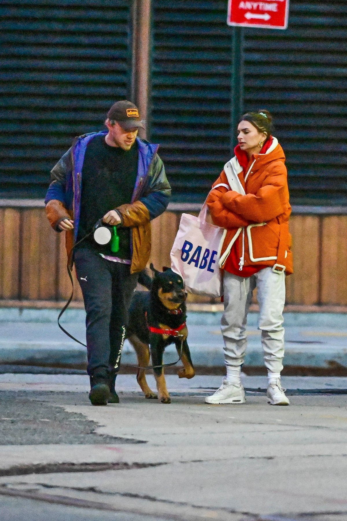 Emily Ratajkowski walks with her husband out in New York 2020/04/03