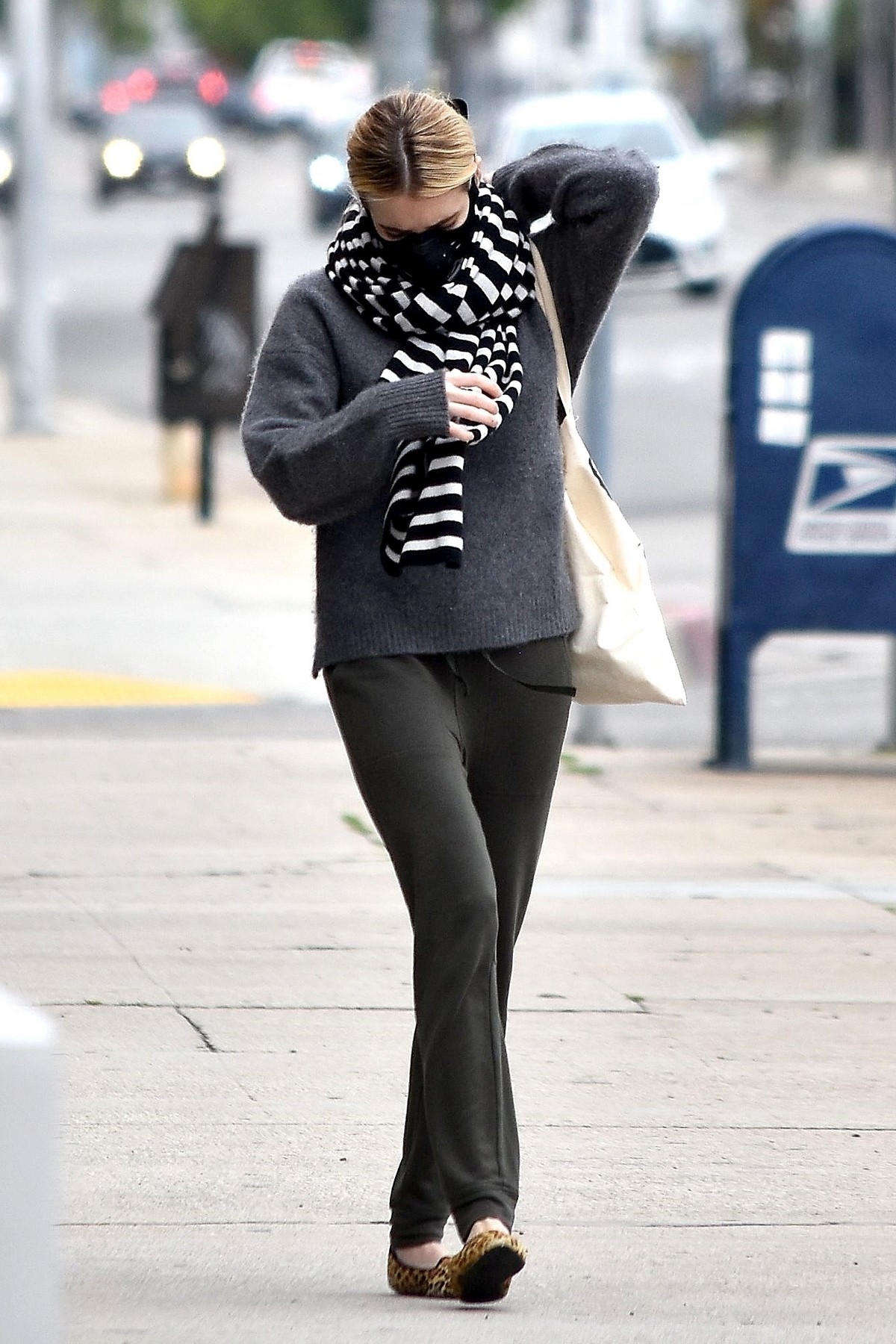 Emma Roberts after leaves a medical building in Sherman Oaks 2020/04/07