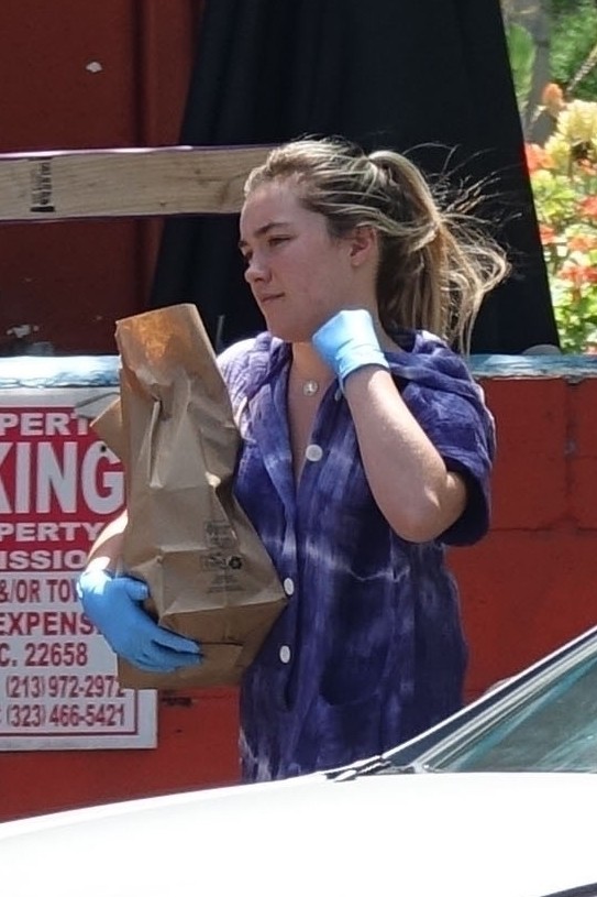 Florence Pugh Shopping Groceries with her boyfriend Zach Braff in Los Angeles 2020/04/03