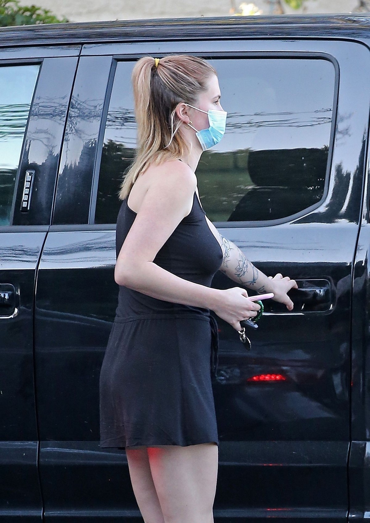 Ireland Baldwin Shopping at Whole Foods in Los Angeles 2020/04/14