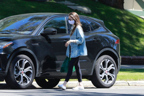 Lily Collins carry some toilet paper rolls visiting a family member in Los Angeles 2020/04/15 1