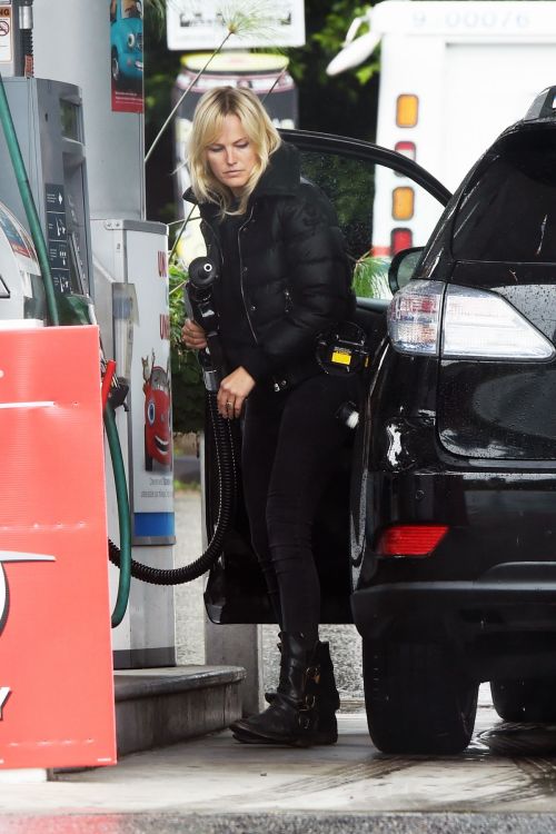Malin Akerman in black puffy jacket at a gas station in Los Angeles 2020/04/10 1
