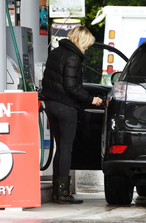 Malin Akerman in black puffy jacket at a gas station in Los Angeles 2020/04/10 3
