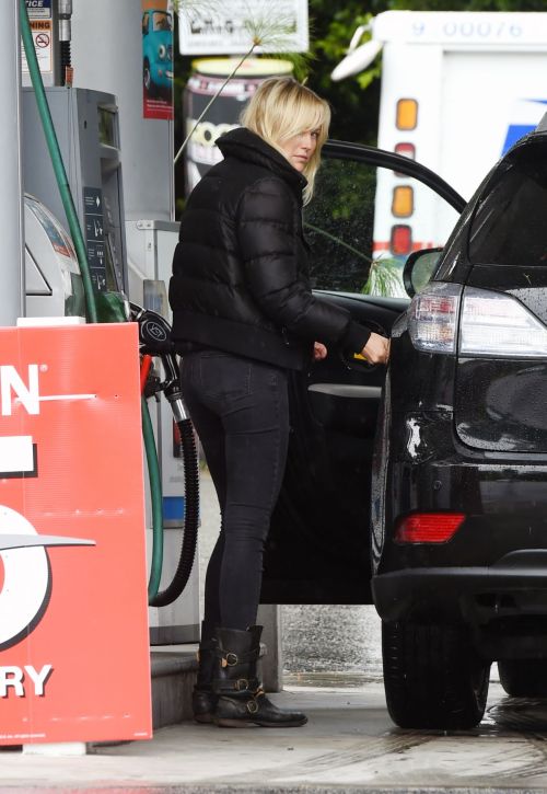 Malin Akerman in black puffy jacket at a gas station in Los Angeles 2020/04/10 4