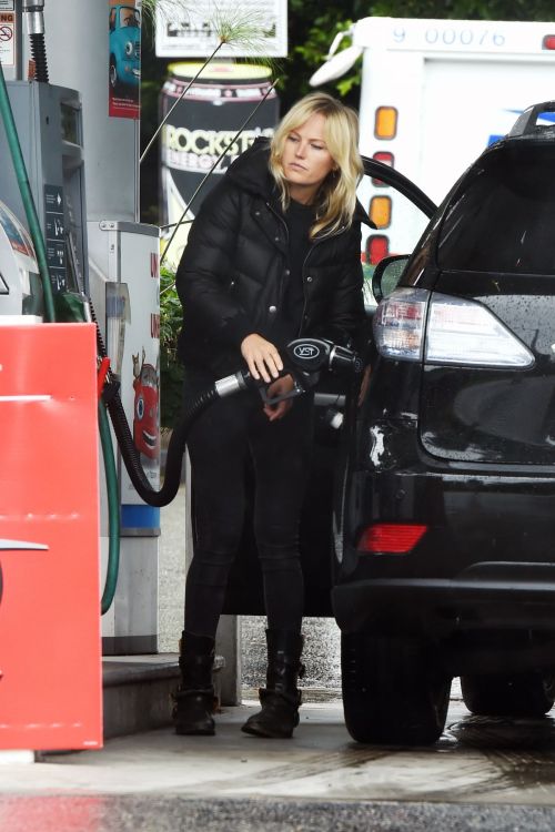 Malin Akerman in black puffy jacket at a gas station in Los Angeles 2020/04/10 5