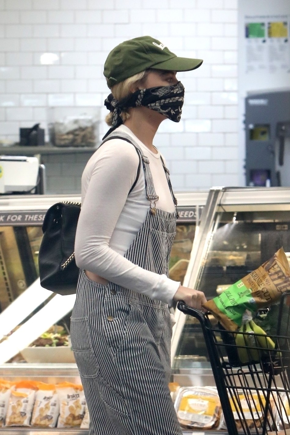 Margot Robbie seen in jumpsuits during shopping out in Los Angeles 2020/04/04